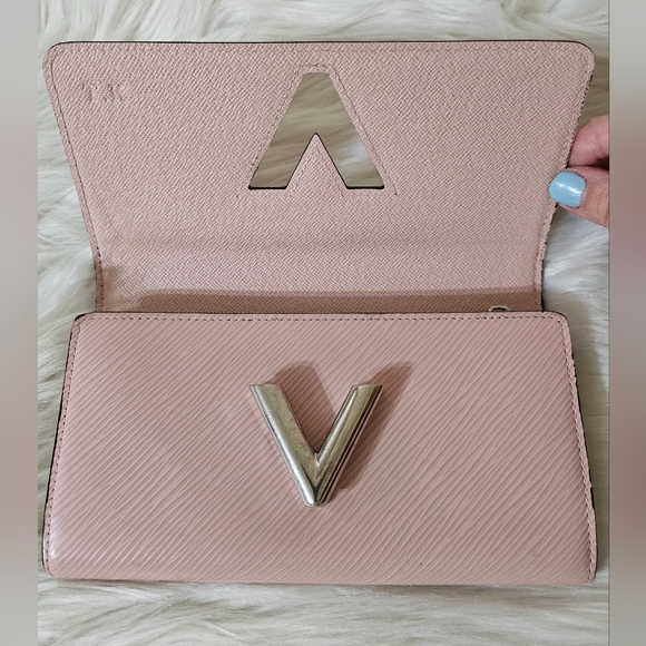 ❌SOLD❌ 🩷LV Twist🩷 - Picture 5 of 16